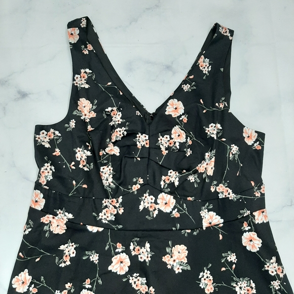 Torrid Floral Pleated Front Swing Dress NWT - Picture 2 of 6